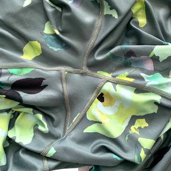 Athleta elation 7/8 tight green army olive floral Hawaiian print leggings - Picture 6 of 8
